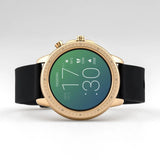 Smartwatch Oozoo Q00303 με μαύρο καουτσούκ λουράκι και ροζ χρυσή κάσα.