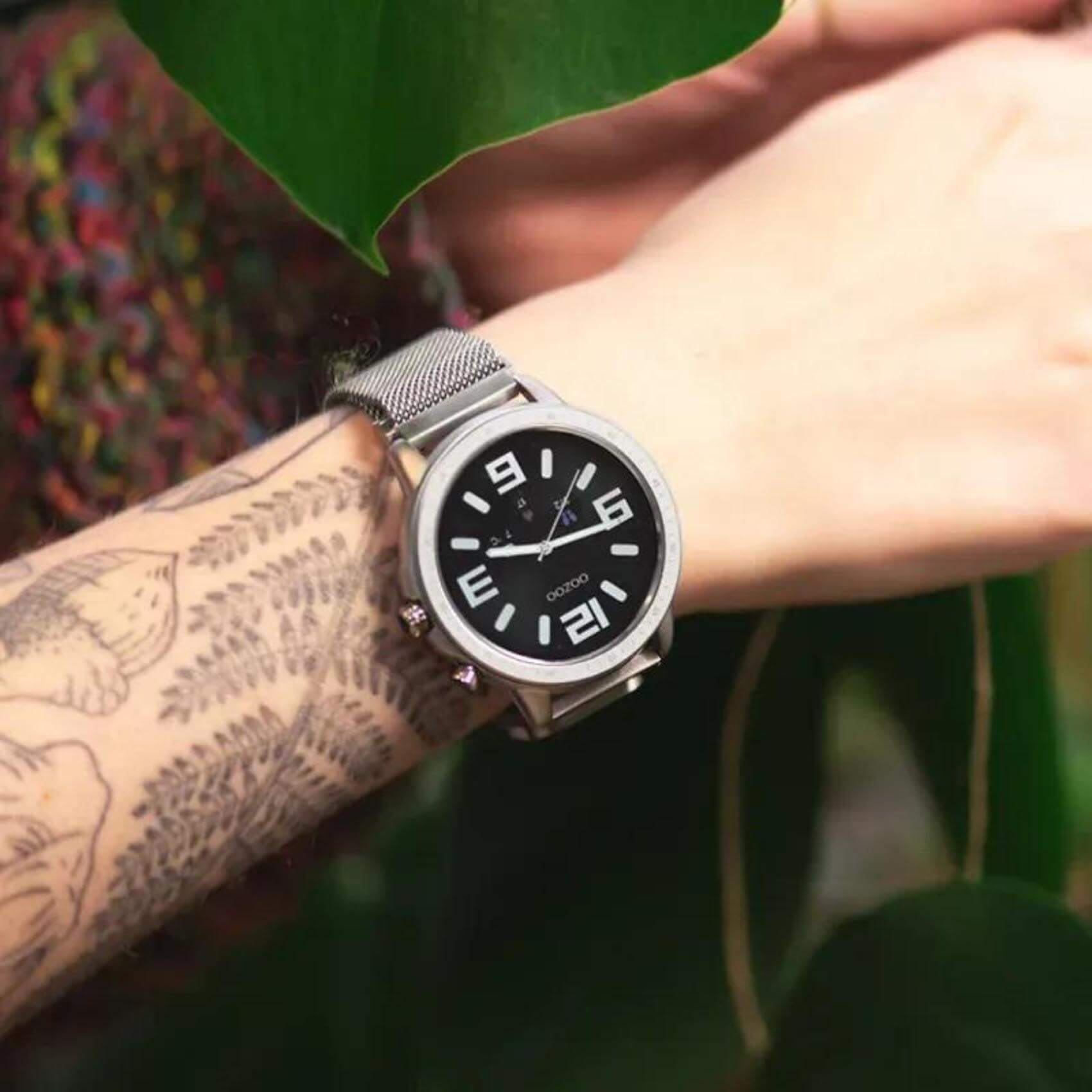 Smartwatch Oozoo Q00305 με με ασημί ατσάλινο μπρασελέ και ασημί κάσα.
