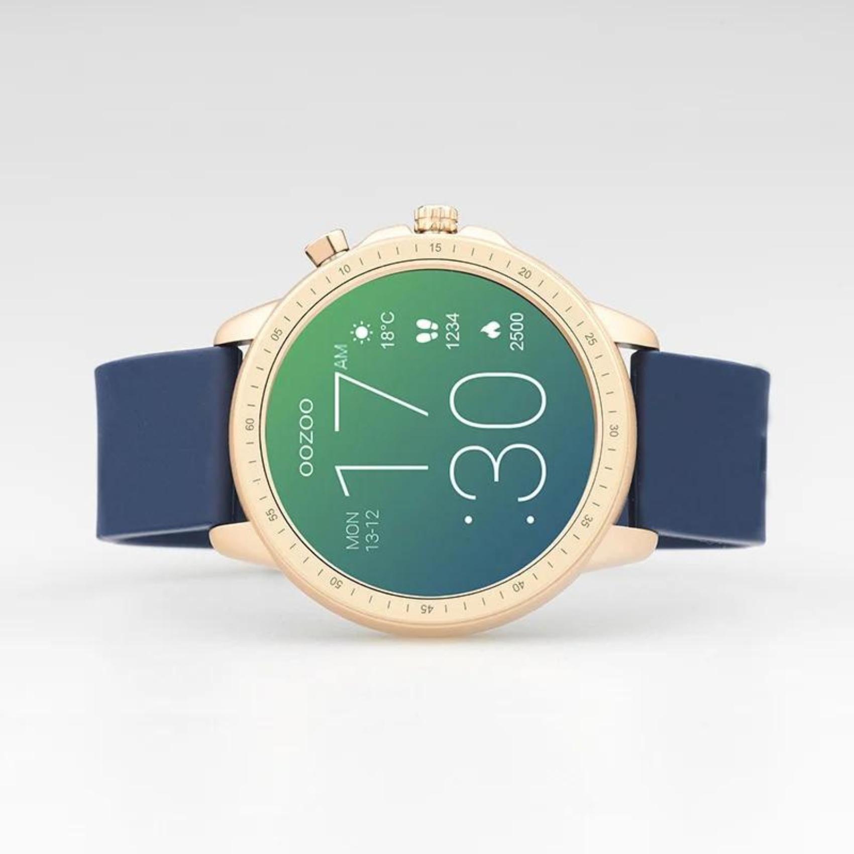 Smartwatch Oozoo Q00326 με μπλε καουτσούκ λουράκι και ροζ χρυσή κάσα.