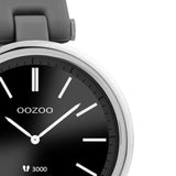 Smartwatch Oozoo Q00403 με γκρι καουτσούκ λουράκι, ασημί κάσα, οθόνη διάμετρου 38mm με λειτουργίες μέτρησης θερμιδών, βημάτων, καρδιακών παλμών και σύνδεση σε κινητό με bluetooth.