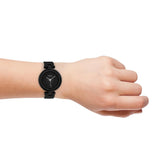 Smartwatch Oozoo Q00407 με μαύρο καουτσούκ λουράκι, μαύρη κάσα, οθόνη διάμετρου 38mm με λειτουργίες μέτρησης θερμιδών, βημάτων, καρδιακών παλμών και σύνδεση σε κινητό με bluetooth.