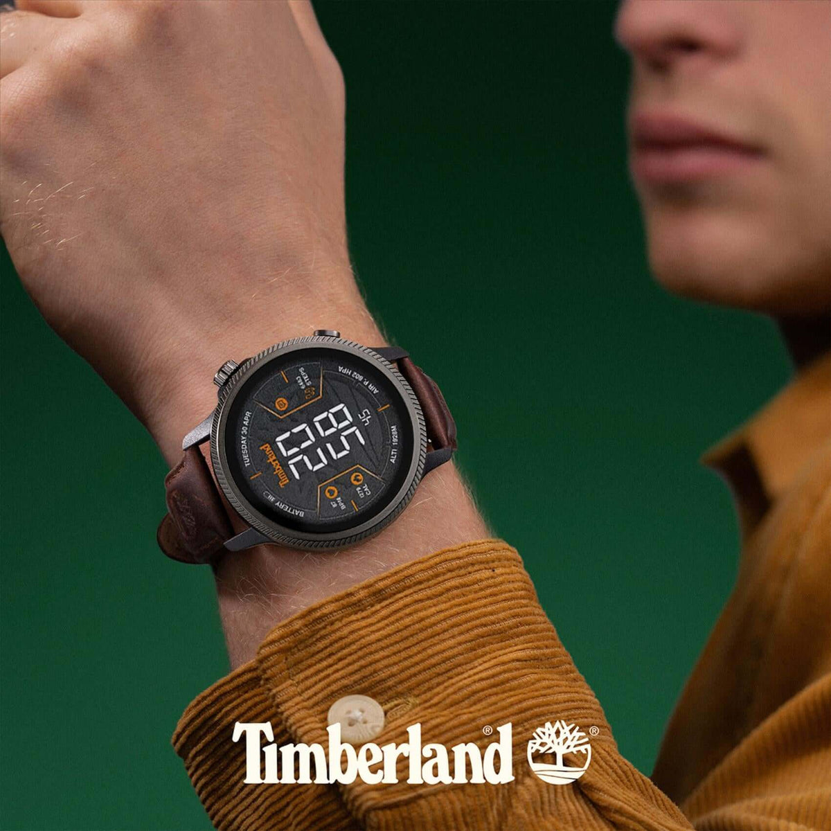 Το Smartwatch Timberland Trail Force S1 TDIGB0064502 φορεμένο με καφέ δερμάτινο λουράκι.