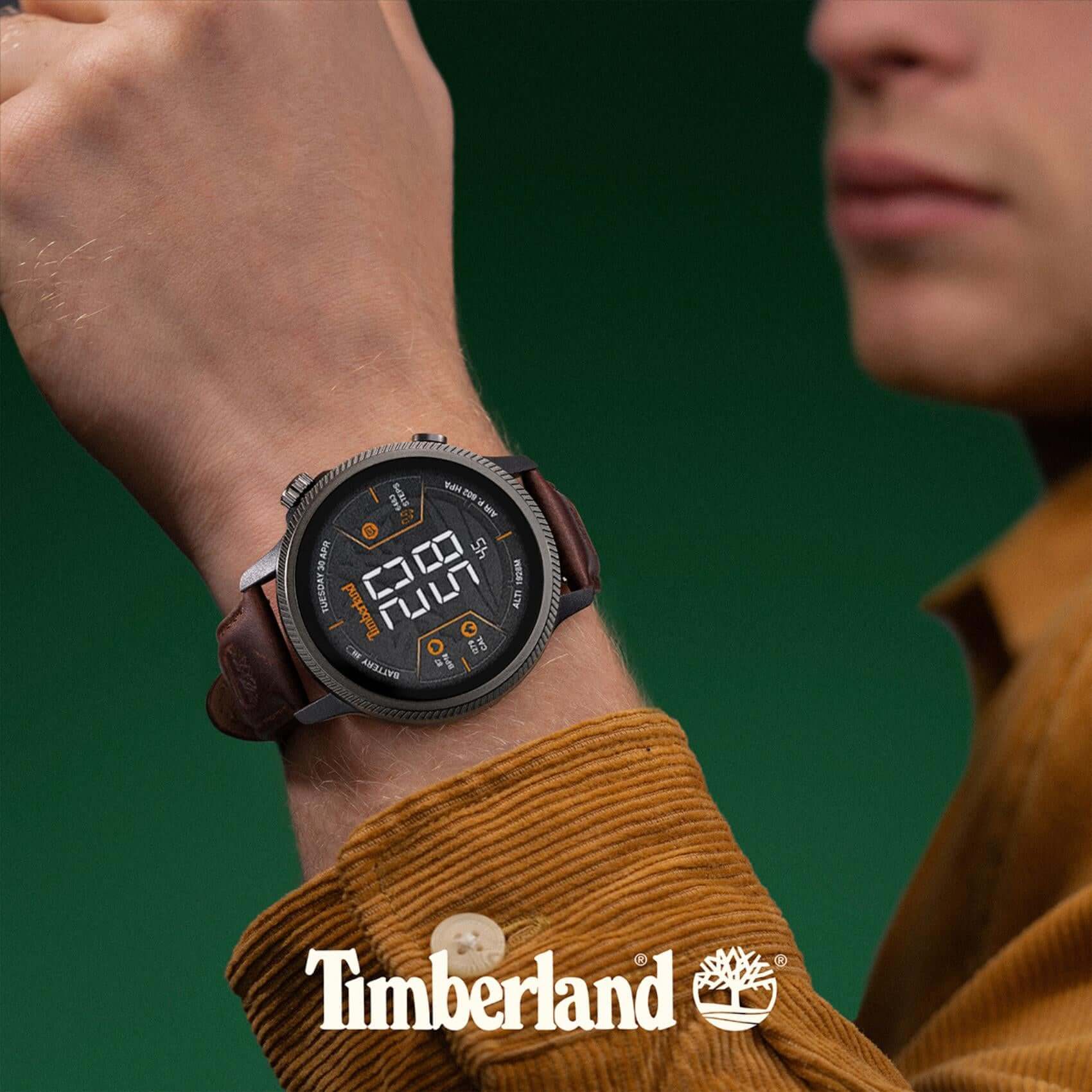 Το Smartwatch Timberland Trail Force S1 TDIGB0064502 φορεμένο με καφέ δερμάτινο λουράκι.