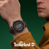 Το Smartwatch Timberland Trail Force S1 TDIGB0064502 φορεμένο με καφέ δερμάτινο λουράκι.