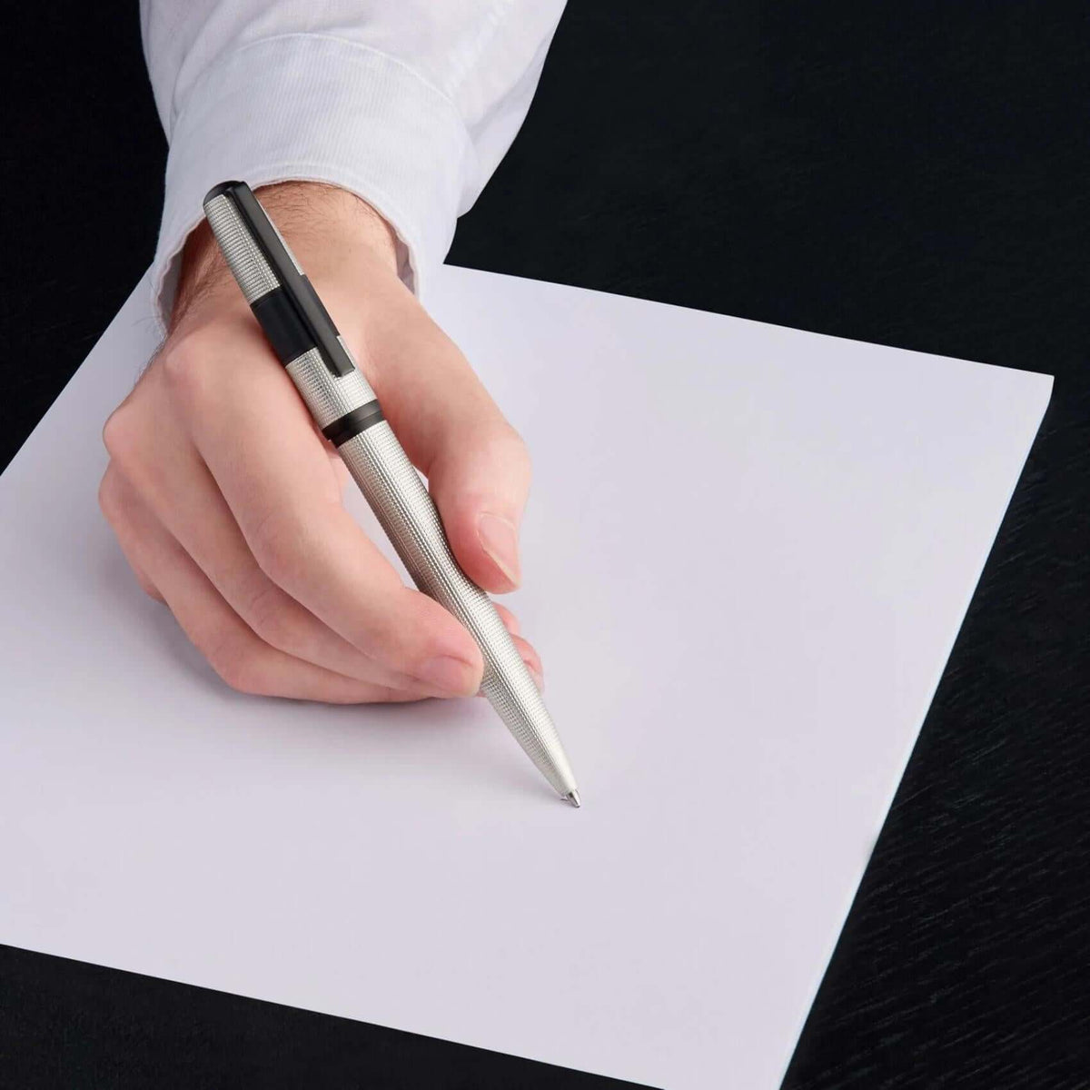 Στυλό Ballpoint Hugo Boss Grid HSQ4834F σε λευκό χρώμα με μαύρες λεπτομέρειες κατά τη χρήση γραφής.