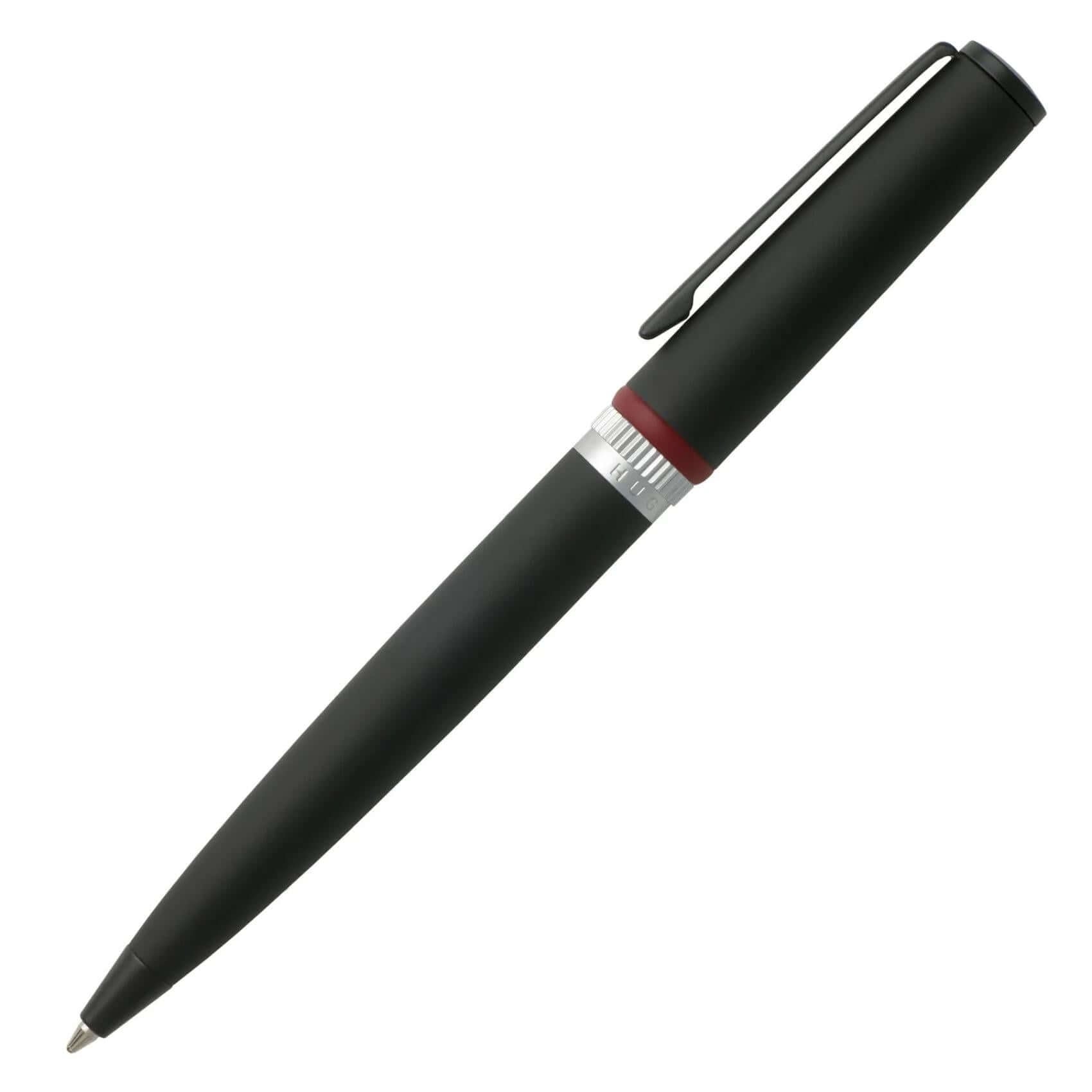 Στυλό Hugo Boss HSG8024A Gear σε μαύρο χρώμα με ασημί λεπτομέρειες, σε καθαρή λήψη που αναδεικνύει την premium ποιότητα κατασκευής, το κομψό φινίρισμα και τις minimal γραμμές του σχεδιασμού.