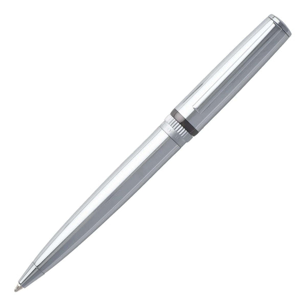 Στυλό Hugo Boss HSN9674B Gear σε ασημί χρώμα με μαύρες λεπτομέρειες, σε φωτογραφία που αναδεικνύει την premium ποιότητα κατασκευής, τη διχρωμία του design και τις minimal γραμμές της σειράς.