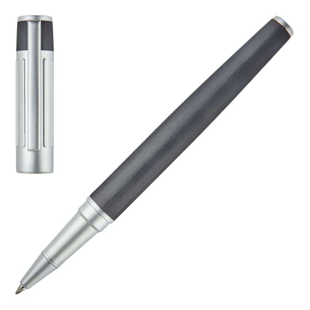 Στυλό rollerball Hugo Boss HSV3064D Gear σε μαύρο αλουμίνιο με γκρι μεταλλικές λεπτομέρειες, σε φωτογραφία με ανοιχτό καπάκι που αναδεικνύει τη μύτη και τον κομψό σχεδιασμό.