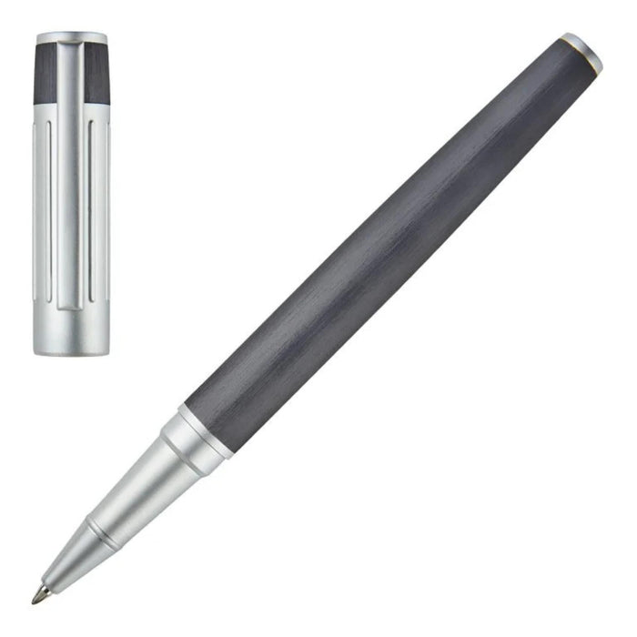 Στυλό rollerball Hugo Boss HSV3064D Gear σε μαύρο αλουμίνιο με γκρι μεταλλικές λεπτομέρειες, σε φωτογραφία με ανοιχτό καπάκι που αναδεικνύει τη μύτη και τον κομψό σχεδιασμό.