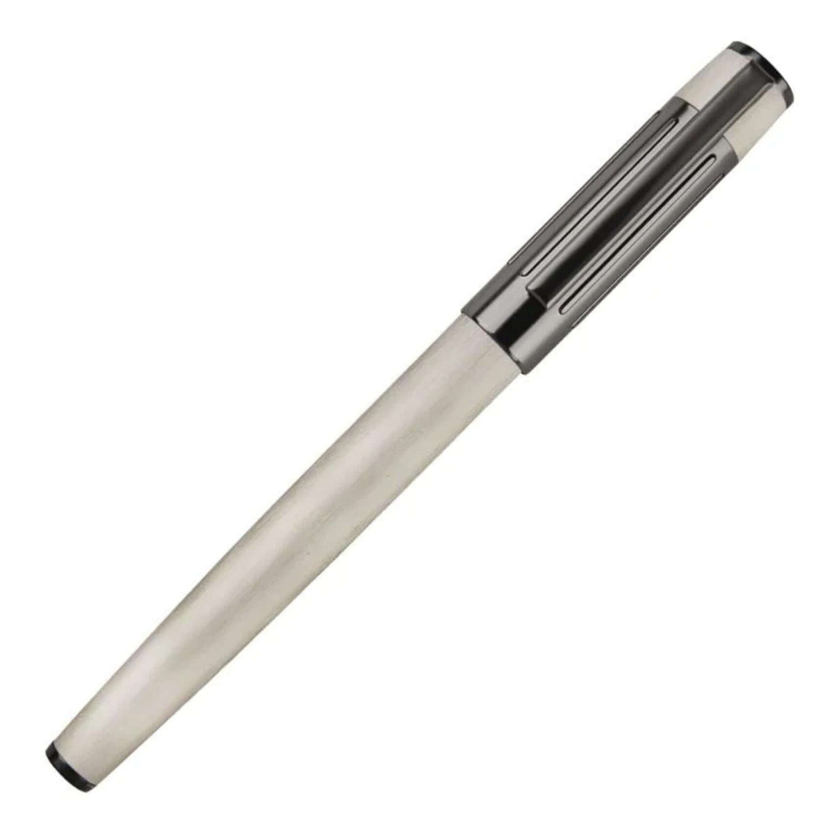 Στυλό rollerball Hugo Boss HSV3065B Gear σε μπεζ χρώμα με μαύρο αλουμίνιο και γκρι μεταλλικές λεπτομέρειες, σε λήψη με κλειστό καπάκι που δείχνει τη minimal premium αισθητική του.