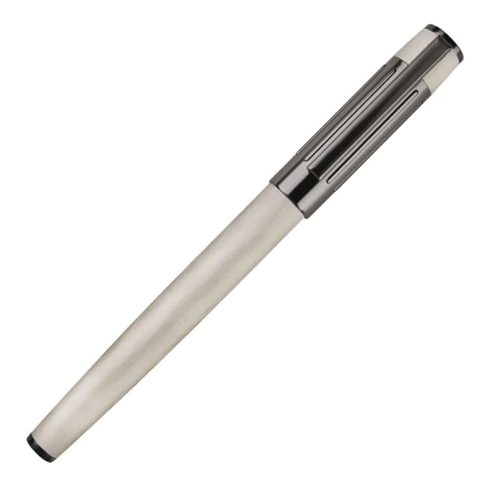 Στυλό rollerball Hugo Boss HSV3065B Gear σε μπεζ χρώμα με μαύρο αλουμίνιο και γκρι μεταλλικές λεπτομέρειες, σε λήψη με κλειστό καπάκι που δείχνει τη minimal premium αισθητική του.