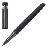 Στυλό Rollerball Hugo Boss Loop HSG3525A σε μαύρο χρώμα με το καπάκι του ανοιχτό.