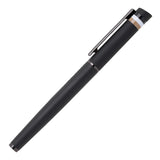Στυλό Rollerball Hugo Boss Loop HSG3525A σε μαύρο χρώμα με το καπάκι του.