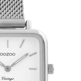 Τετράγωνο ρολόι Oozoo Vintage C20261 με ασημί ατσάλινο μπρασελέ,άσπρο καντράν διαστάσεων 26x26mm και μηχανισμό μπαταρίας quartz.