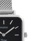 Τετράγωνο ρολόι Oozoo Vintage C20262 με ασημί ατσάλινο μπρασελέ,μαύρο καντράν διαστάσεων 26x26mm και μηχανισμό μπαταρίας quartz.