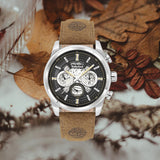 Αντρικό ρολόι χρονογράφος Timberland Hadlock TDWGF2200704 με ταμπά δερμάτινο λουράκι και γκρι καντράν διαμέτρου 46mm με ημέρα-ημερομηνία.