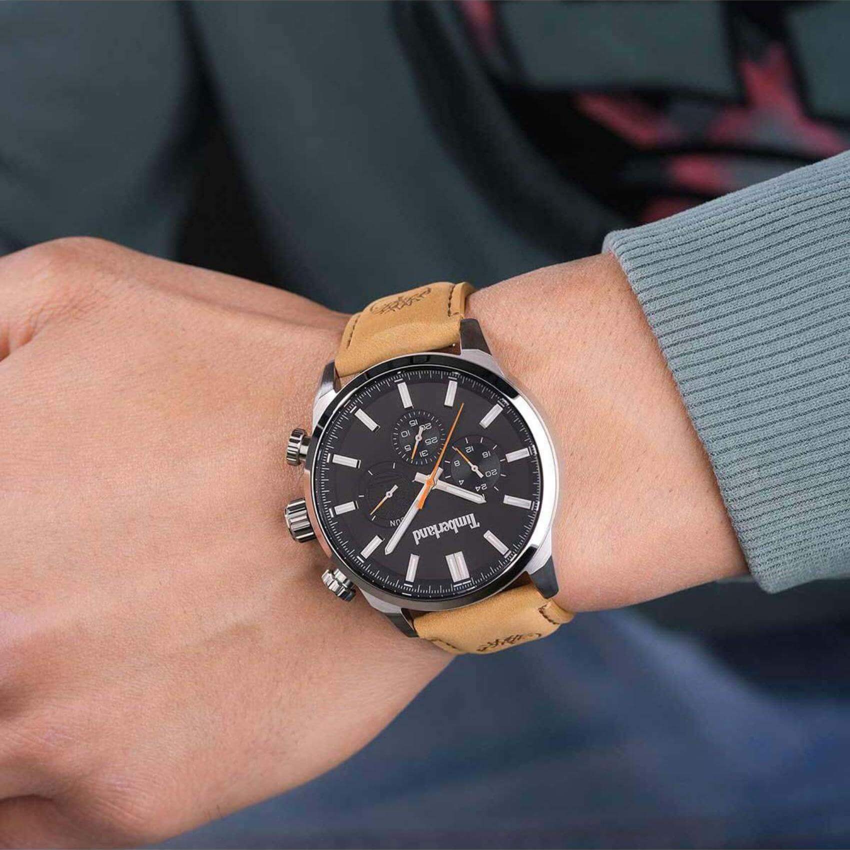 Αντρικό ρολόι Timberland Henniker II TDWGF0028701 με ταμπά δερμάτινο λουράκι και μαύρο καντράν διαμέτρου 46mm και ημέρα-ημερομηνία.