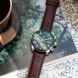 Ανδρικό ρολόι Timberland Henniker II TDWGF2201101 dual time με καφέ δερμάτινο λουράκι και πράσινο καντράν διαμέτρου 46mm.