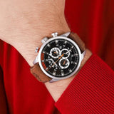 Αντρικό ρολόι Timberland Henniker III TDWGF2100603 Dual Time με καφέ δερμάτινο λουράκι και μαύρο καντράν διαμέτρου 46mm με ημέρα-ημερομηνία.