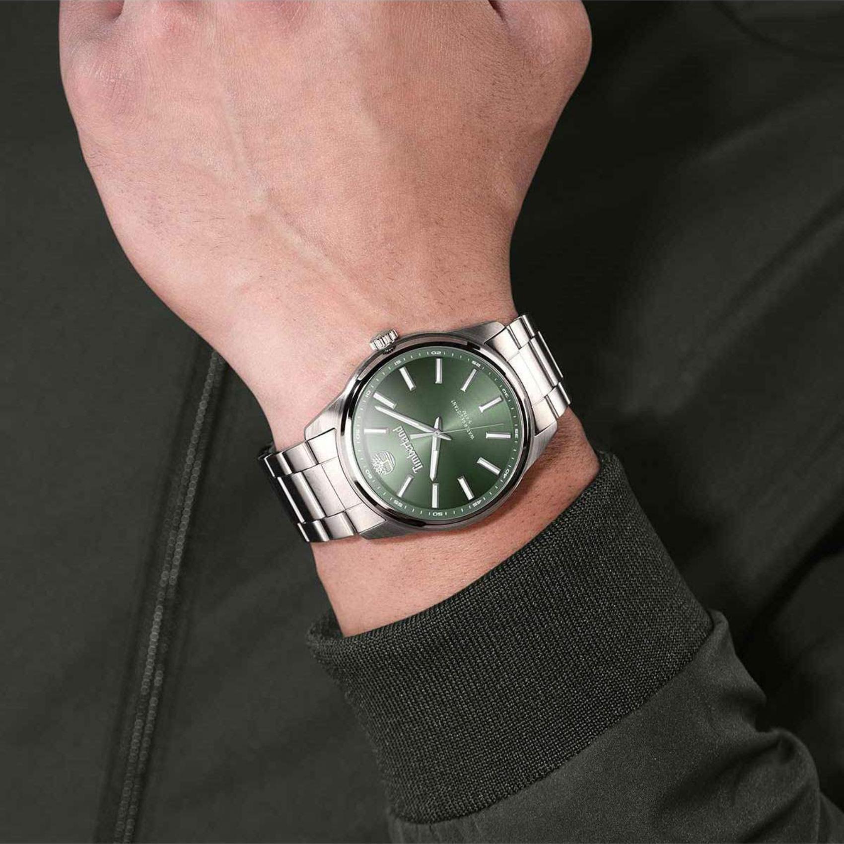 Αντρικό ρολόι Timberland Northbridge TDWGG0030002 με ασημί ατσάλινο μπρσελέ και πράσινο καντράν διαμέτρου 46mm και ημέρα-ημερομηνία.