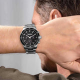 Ρολόι χρονογράφος Timberland Parkman TDWGK0041302 με ασημί ατσάλινο μπρασελέ και μαύρο καντράν διαμέτρου 44mm.