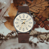 Αντρικό ρολόι Timberland Trumbull TDWGA2152004 με καφέ δερμάτινο λουράκι και μπεζ καντράν διαμέτρου 45mm.