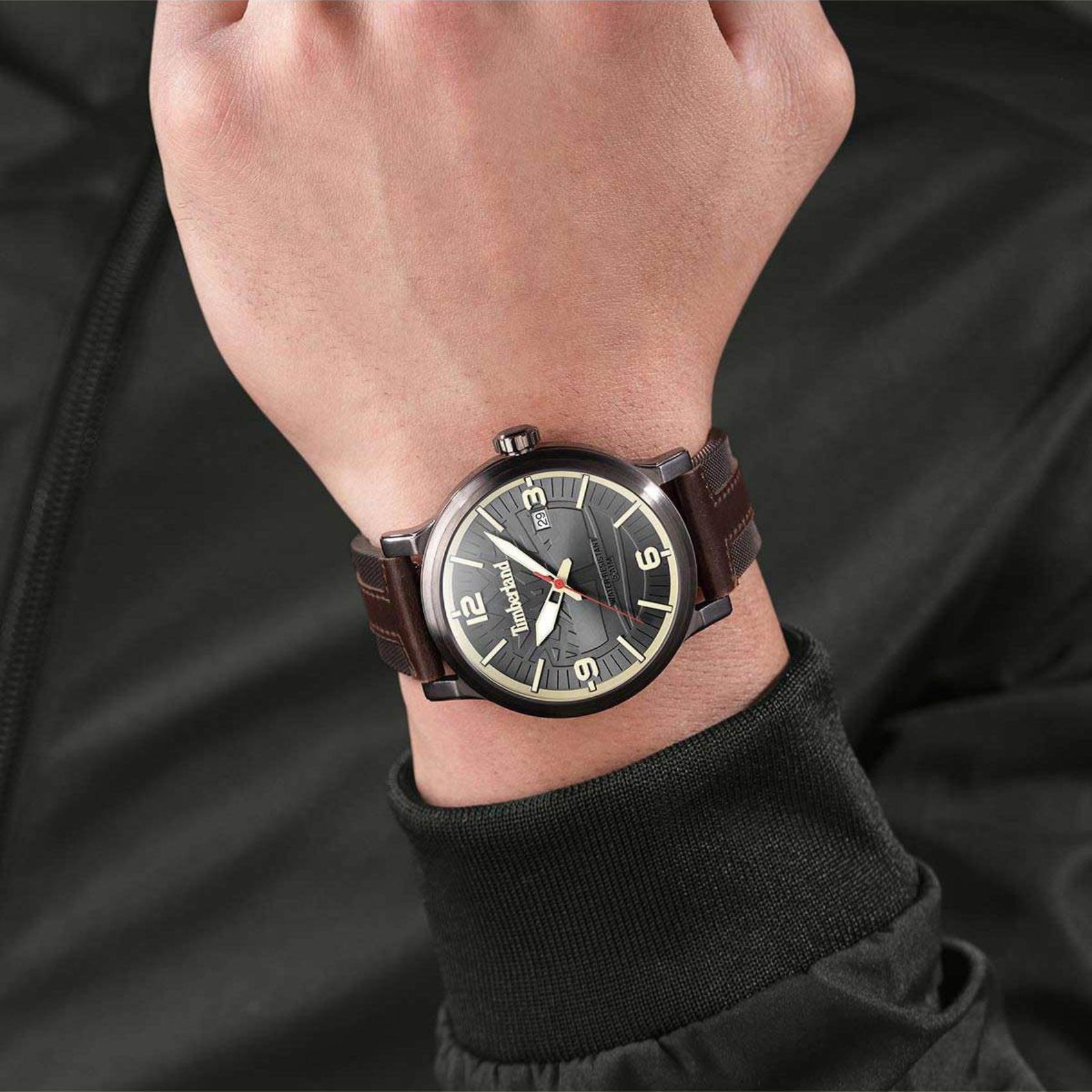 Αντρικό ρολόι Timberland Westerley TDWGN0029104 με καφέ δερμάτινο λουράκι και μαύρο καντράν διαμέτρου 46mm με ημερομηνία.