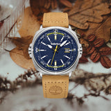 Αντρικό ρολόι Timberland Williston TDWGB2230803 με ταμπά δερμάτινο λουράκι και μπλε καντράν διαμέτρου 44mm με ημερομηνία.