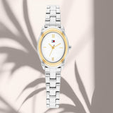 Γυναικείο ρολόι Tommy Hilfiger Demi 1782874 με λευκό οβάλ καντράν 19.7mm, χρυσούς δείκτες, χρυσή κάσα και ασημί μπρασελέ.