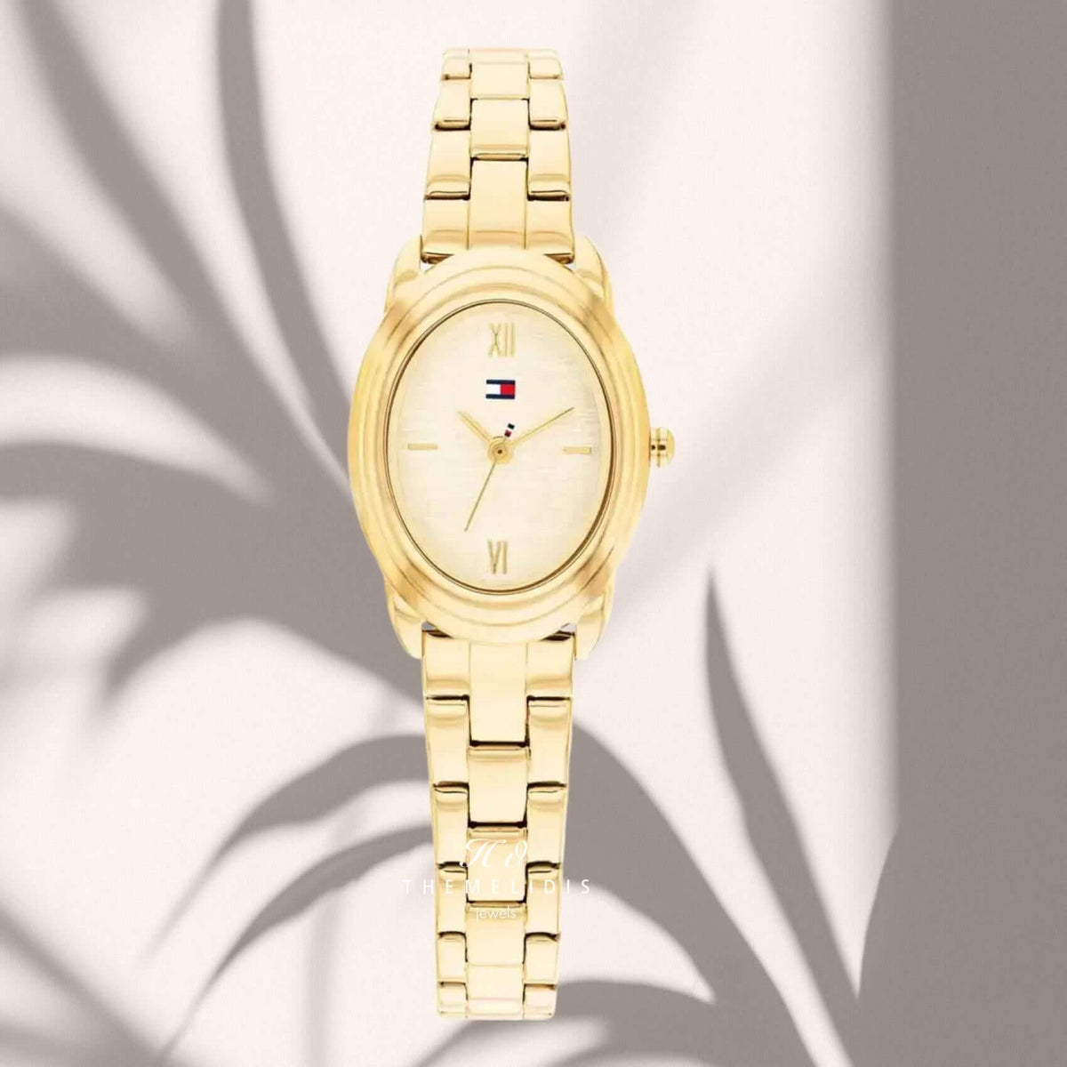 Γυναικείο ρολόι Tommy Hilfiger Demi 1782875 με χρυσό οβάλ καντράν με διάσταση 19.7mm και χρυσό μπρασελέ από ανοξείδωτο ατσάλι.