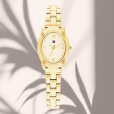 Γυναικείο ρολόι Tommy Hilfiger Demi 1782875 με χρυσό οβάλ καντράν με διάσταση 19.7mm και χρυσό μπρασελέ από ανοξείδωτο ατσάλι.