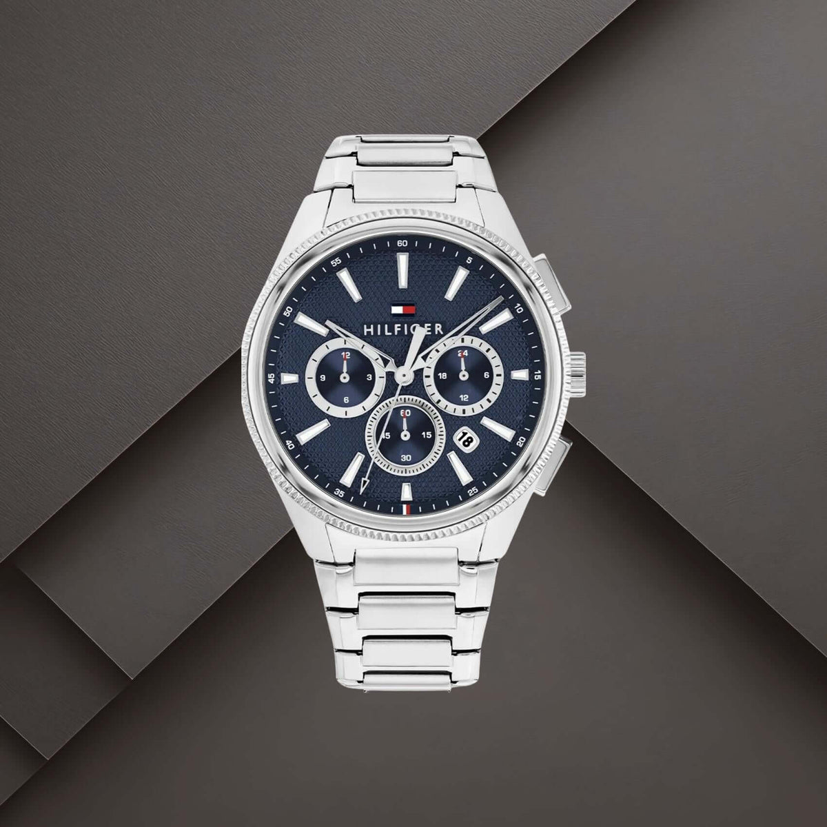 Ανδρικό ρολόι Tommy Hilfiger Sam 1792253 με μπλε καντράν 43mm, χρονογράφο, ένδειξη ημερομηνίας και ασημί μπρασελέ.