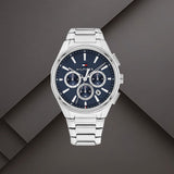 Ανδρικό ρολόι Tommy Hilfiger Sam 1792253 με μπλε καντράν 43mm, χρονογράφο, ένδειξη ημερομηνίας και ασημί μπρασελέ.