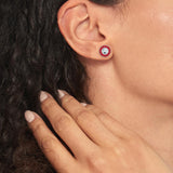 Καρφωτά σκουλαρίκια Tommy Hilfiger 2780808 από επιπλατινωμένο ατσάλι σε ασημί χρώμα με κόκκινο σμάλτο και ζιργκόν.