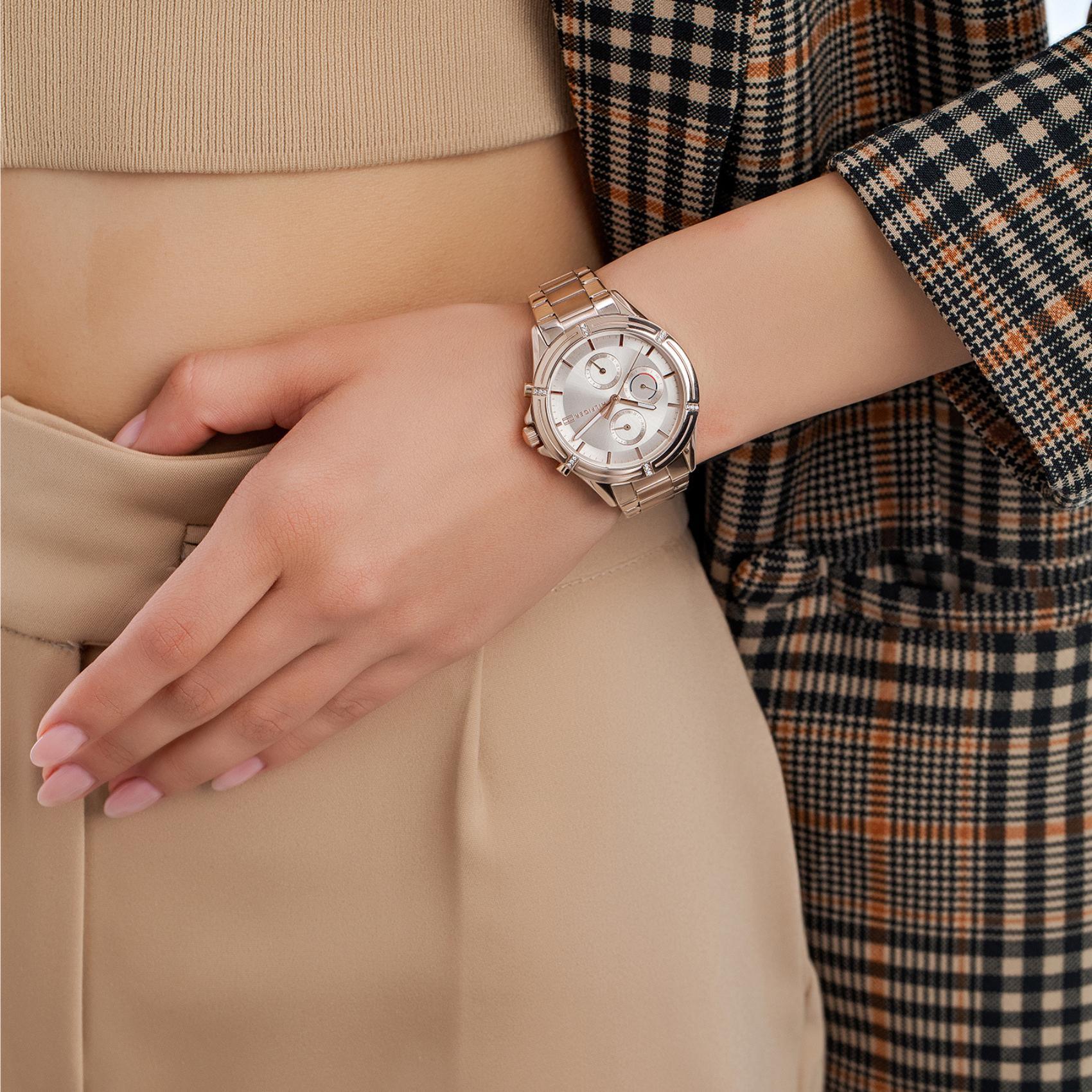 Γυναικείο ρολόι Tommy Hilfiger Ariana 1782505 με ροζ χρυσό ατσάλινο μπρασελέ και ροζ χρυσό καντράν διαμέτρου 38mm με ημέρα και ημερομηνία.