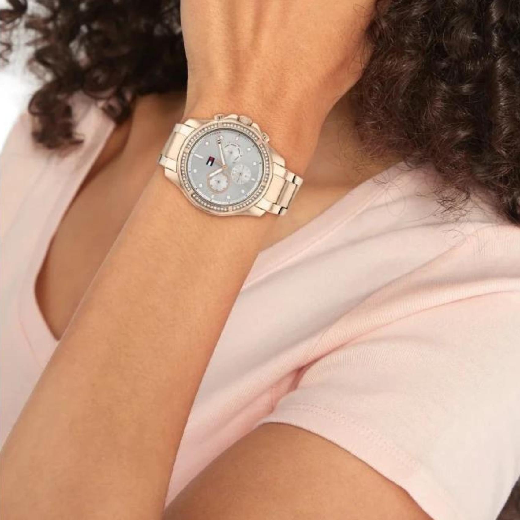 Γυναικείο ρολόι Tommy Hilfiger Brooklyn 1782572 με ροζ χρυσό ατσάλινο μπρασελέ και ασημί καντράν διαμέτρου 40mm με ζιργκόν.