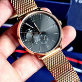 Ανδρικό ρολόι Tommy Hilfiger Brooklyn 1791506 με ροζ χρυσό ατσάλινο μπρασελέ και μαύρο καντράν διαμέτρου 40mm με ημερομηνία.
