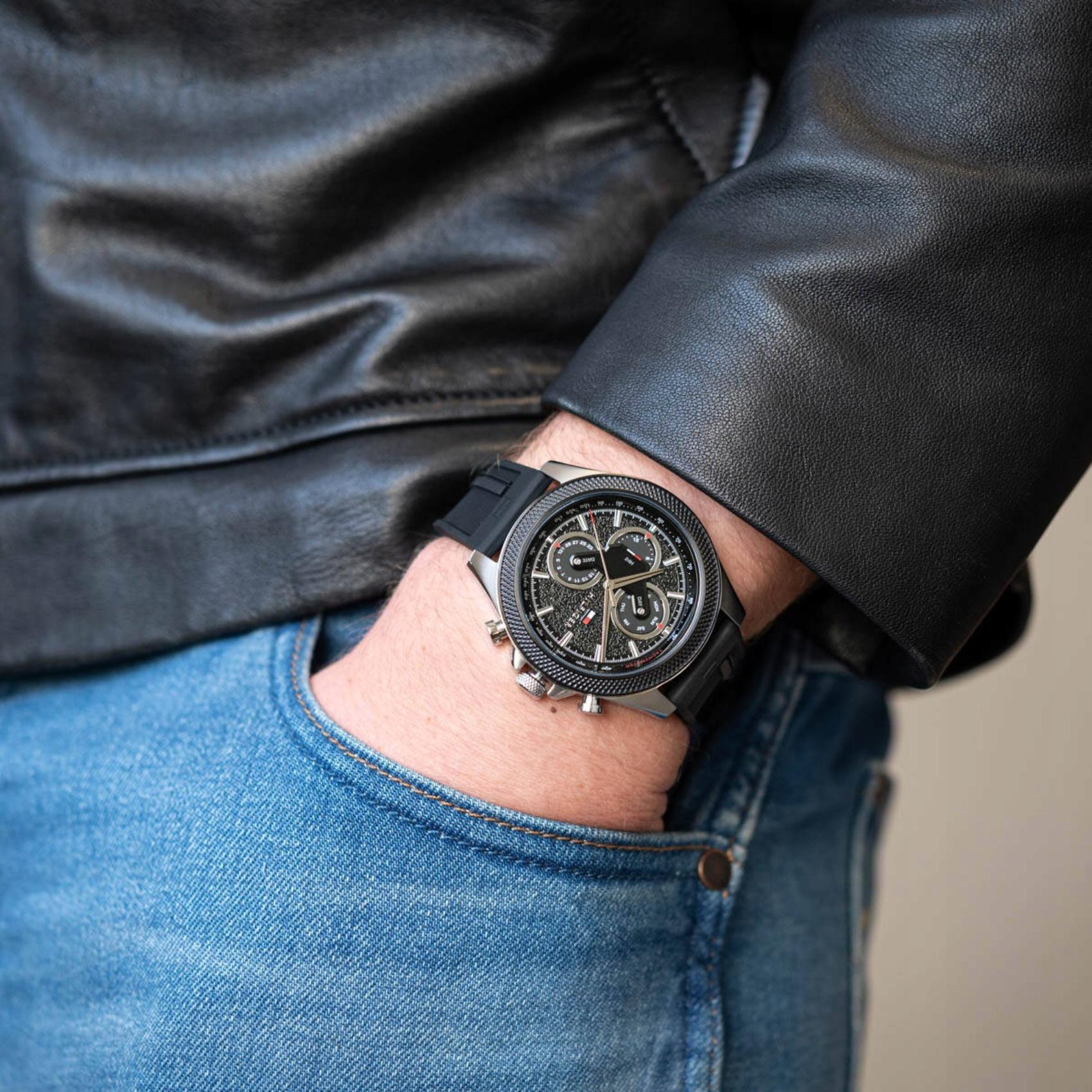 Ανδρικό ρολόι Tommy Hilfiger Clark 1792082 με μαύρο καουτσούκ λουράκι και μαύρο καντράν διαμέτρου 46mm με ημερομηνία-ημέρα.
