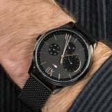 Αντρικό ρολόι Tommy Hilfiger Damon 1791420 με μαύρο ατσάλινο μπρασελέ και μαύρο καντράν διαμέτρου 44mm.