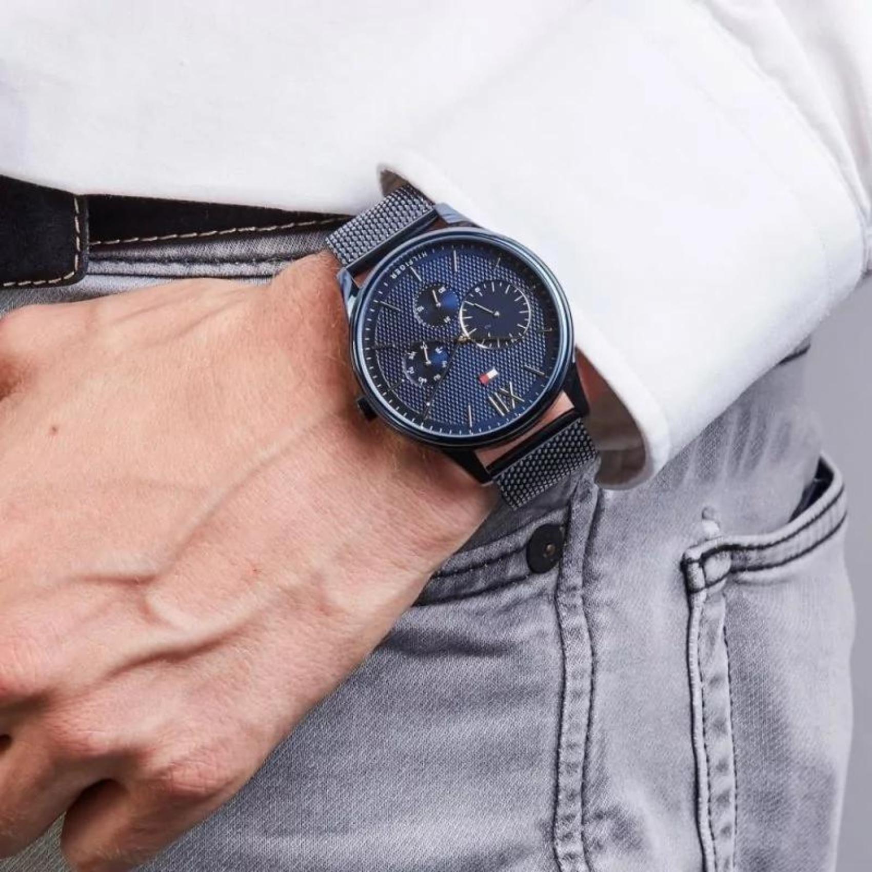 Αντρικό ρολόι Tommy Hilfiger Damon 1791421 με μπλε ατσάλινο μπρασελέ και μπλε καντράν διαμέτρου 44mm.