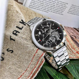 Αντρικό ρολόι Tommy Hilfiger Henry 1710477 με ασημί ατσάλινο μπρασελέ και διάφανο μαύρο skeleton καντράν διαμέτρου 44mm.