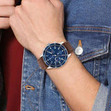 Ανδρικό ρολόι Tommy Hilfiger Jimmy 1791946 χρονογράφος με καφέ δερμάτινο λουράκι και μπλε καντράν διαμέτρου 44mm με ένδειξη ημέρας-ημερομηνίας.