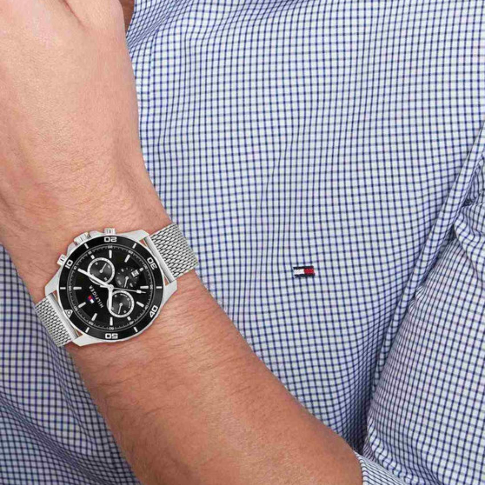 Ανδρικό ρολόι Tommy Hilfiger Jordan 1792092 με ασημί ατσάλινο μπρασελέ και μαύρο καντράν διαμέτρου 43mm με ημερομηνία-ημέρα.