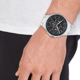 Ανδρικό ρολόι Tommy Hilfiger Justin 1792054 με ασημί ατσάλινο μπρασελέ και μαύρο καντράν διαμέτρου 44mm με ημερομηνία και ημέρα.