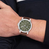 Ρολόι Tommy Hilfiger Lance 1710522, με καφέ δερμάτινο λουράκι και πράσινο καντράν διαμέτρου 46mm με ένδειξη ημερομηνίας και ημέρας.