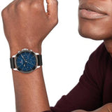 Ρολόι Tommy Hilfiger Lance 1710523, με μαύρο δερμάτινο λουράκι και μπλε καντράν διαμέτρου 46mm με ένδειξη ημερομηνίας και ημέρας.