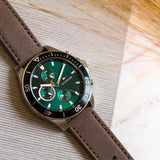 Ανδρικό ρολόι Tommy Hilfiger Larson 1791983 με καφέ δερμάτινο λουράκι και πράσινο καντράν διαμέτρου 46mm με ένδειξη ημέρας-ημερομηνίας.