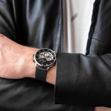 Ανδρικό ρολόι Tommy Hilfiger Legend 1710565 με μαύρο δερμάτινο λουράκι και μαύρο skeleton καντράν διαμέτρου 44mm με ημερομηνία και ημέρα.