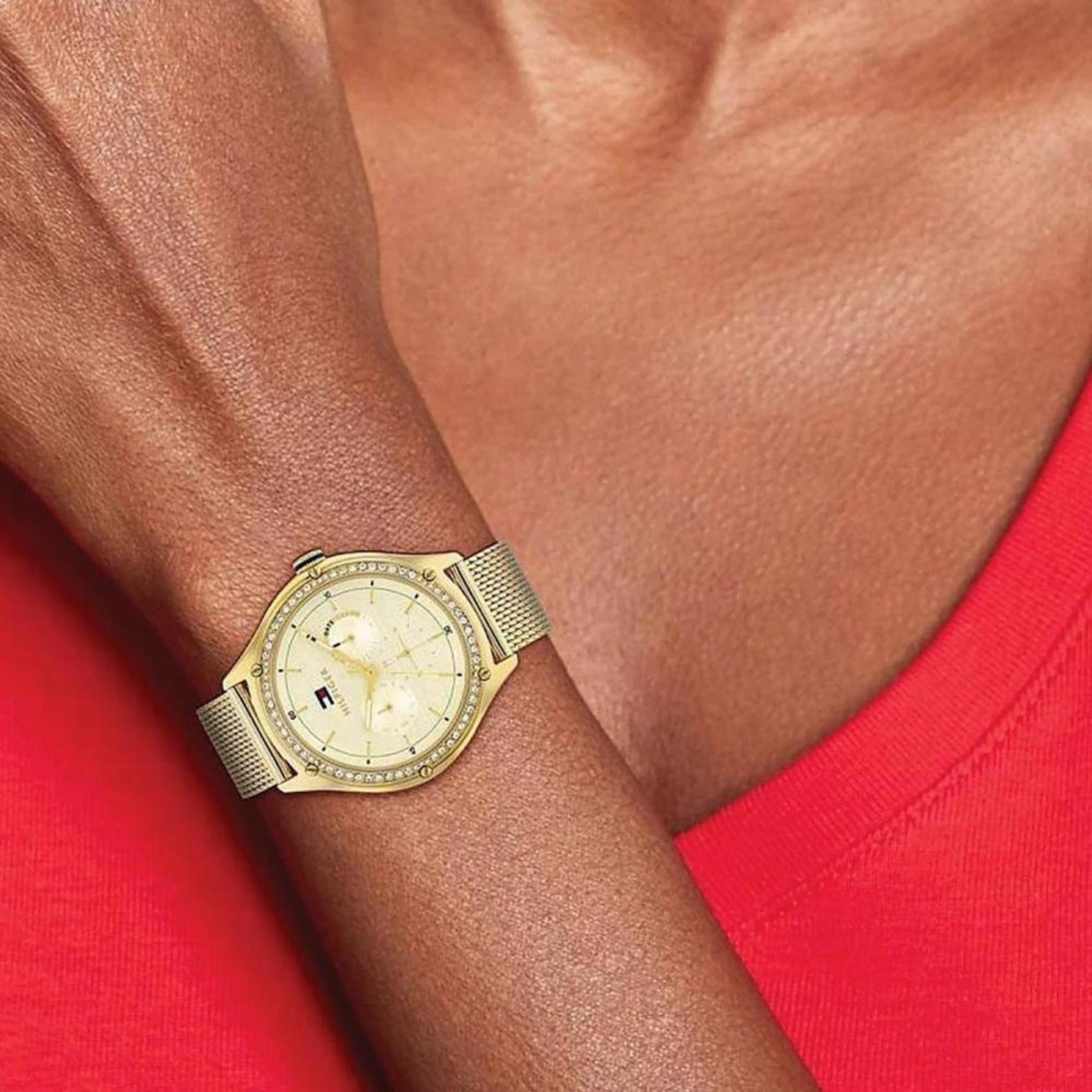 Γυναικείο ρολόι Tommy Hilfiger Lexi 1782655 με χρυσό ατσάλινο μπρασελέ και χρυσό καντράν διαμέτρου 41mm με ζιργκόν.