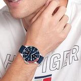 Ανδρικό ρολόι Tommy Hilfiger Logan 1792009 με μπλε καουτσούκ λουράκι και μπλε καντράν διαμέτρου 43mm.